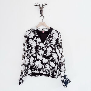 Vince Camuto Women's Black/White Floral V-Neck Blouse Medium